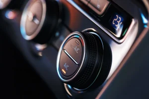 Meistars pieslēdz kondicioniera uzpildes iekārtu auto 2Drive autoservisā